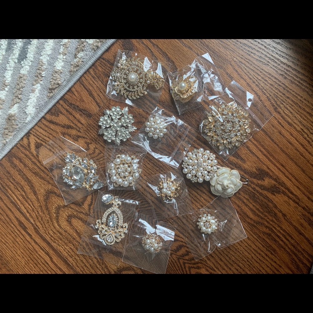 Broaches Faux Gold, Pearl and Rhinestones